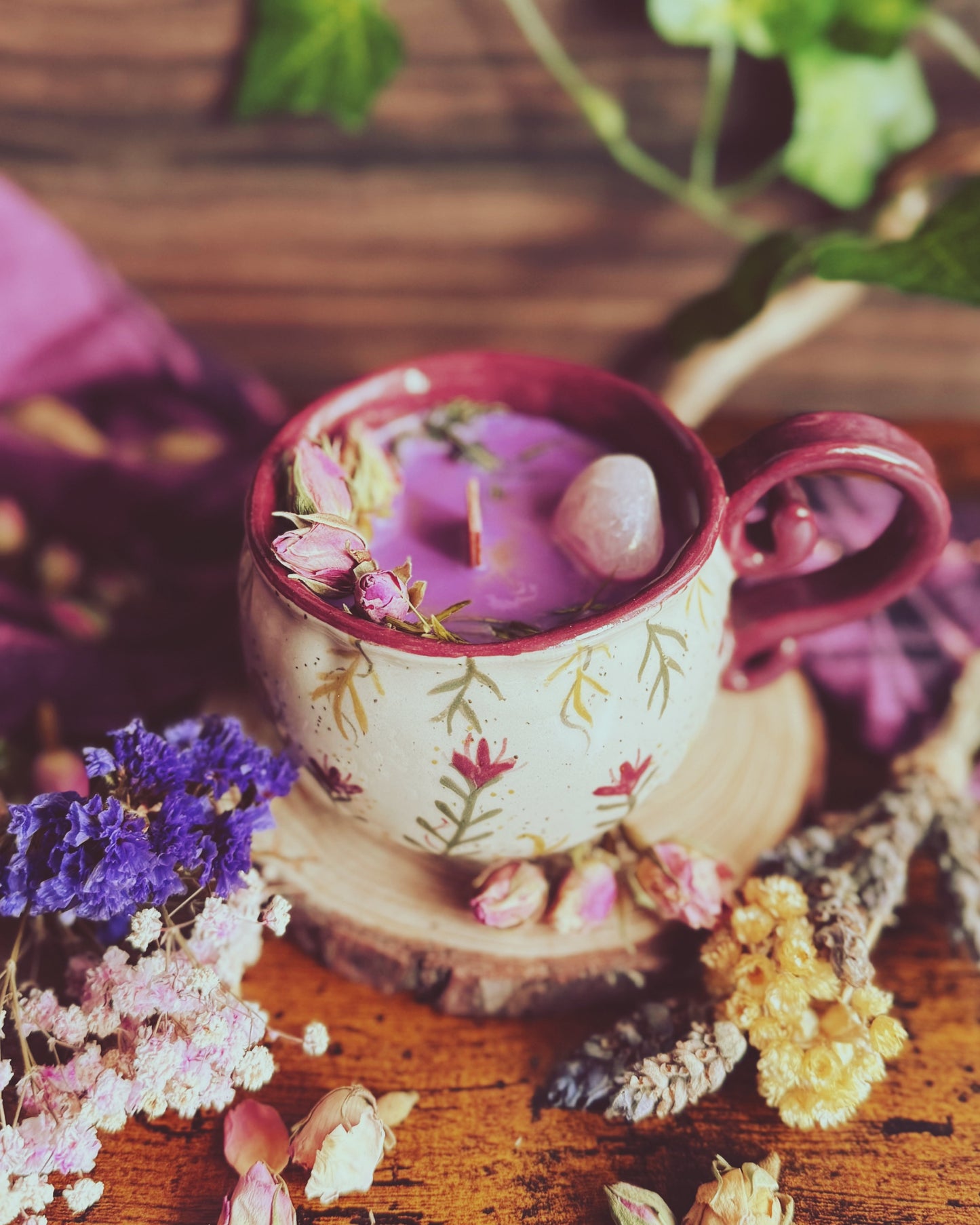 Vela en Taza de Cerámica artesanal - Pintada a mano - PRIMAVERA ~ Violeta y Jazmín ~ vela única - vela rare primavera ~ 100% vegan