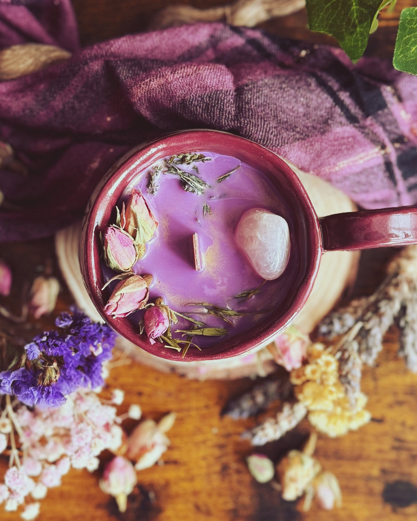 Vela en Taza de Cerámica artesanal - Pintada a mano - PRIMAVERA ~ Violeta y Jazmín ~ vela única - vela rare primavera ~ 100% vegan