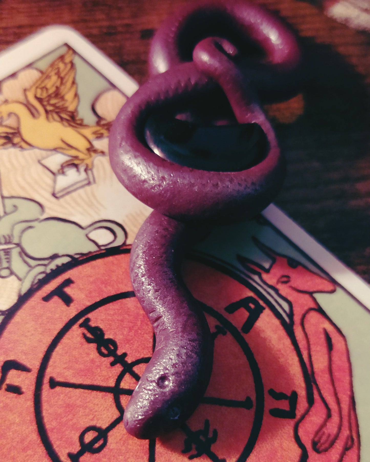 Figura Serpiente Morada - Arcilla Polimérica - Colgante Serpiente - Decoración - Altar - Witchy - Amuleto Protección