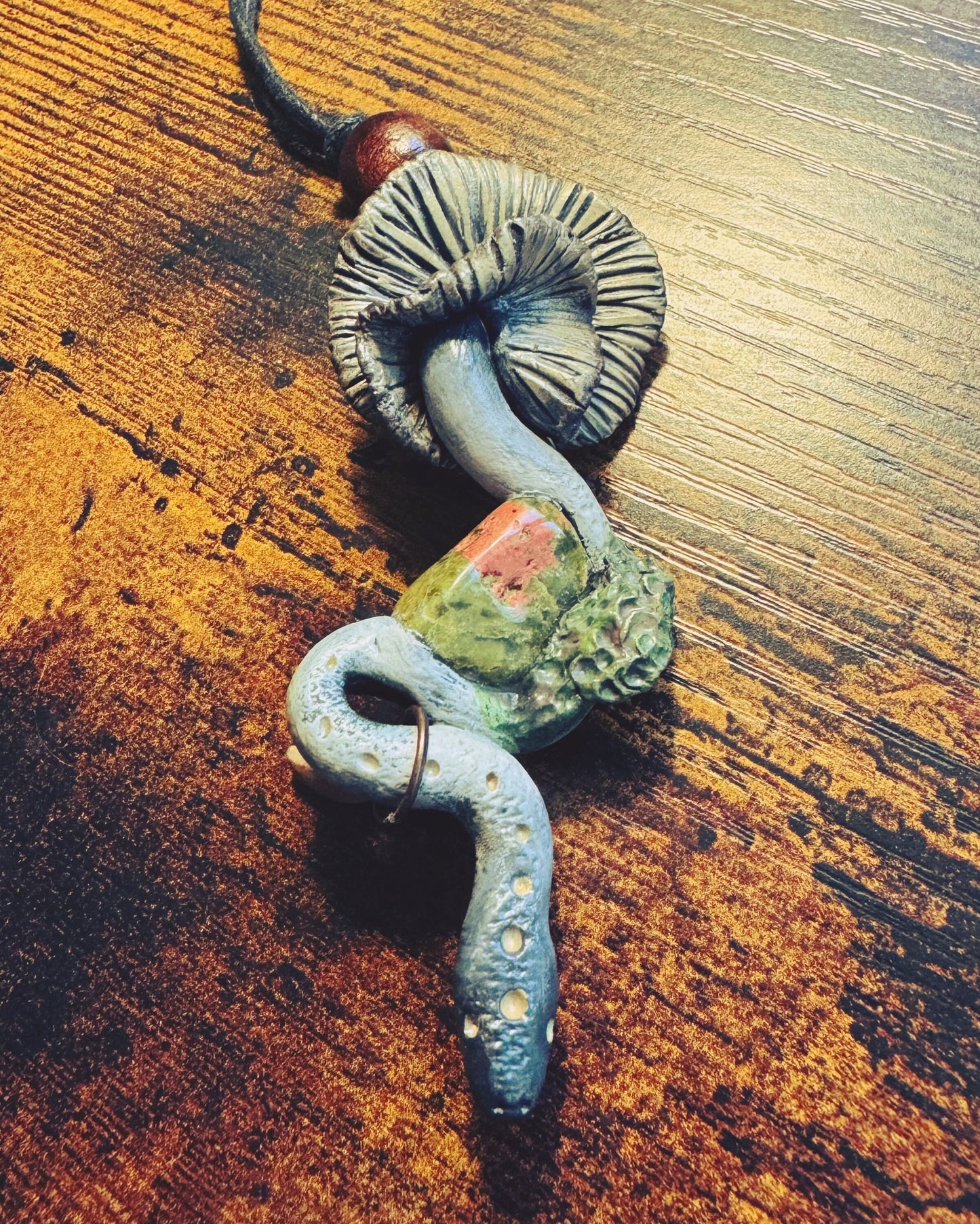 Figura Serpiente Hongo - Arcilla Polimérica - Colgante Serpiente - Decoración - Altar - Witchy - Amuleto Protección
