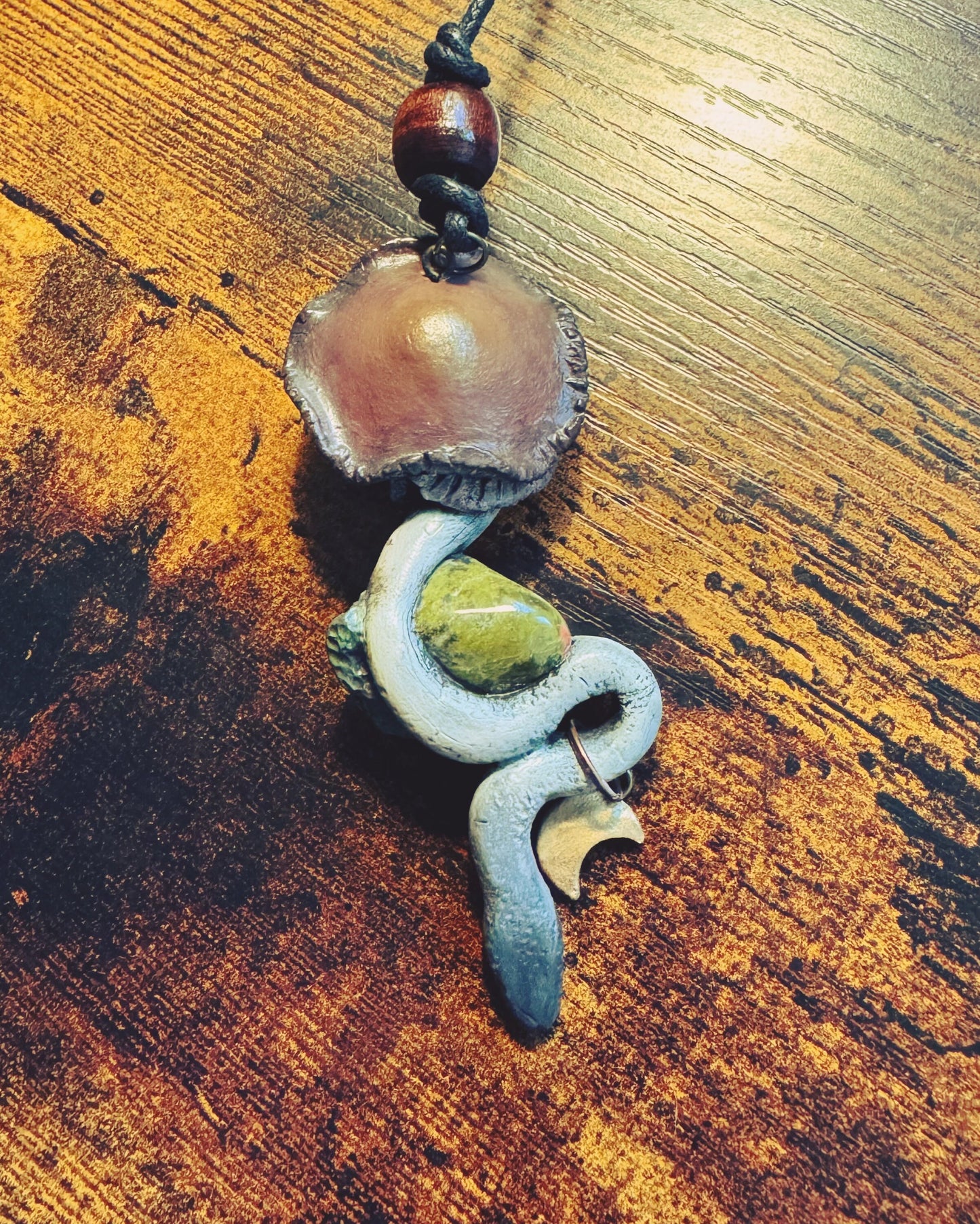 Figura Serpiente Hongo - Arcilla Polimérica - Colgante Serpiente - Decoración - Altar - Witchy - Amuleto Protección