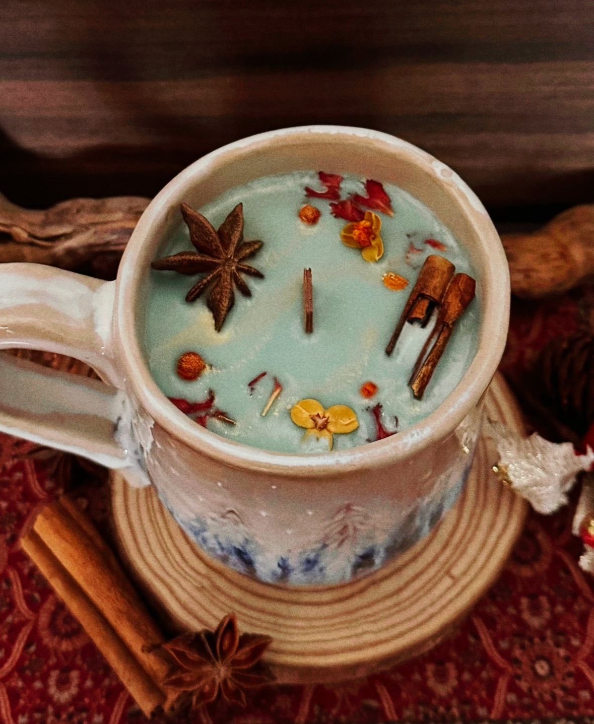 Vela en Taza de Cerámica artesanal - Pintada a mano - WINTER WHISPER ~ Pino, Jengibre y Enebro ~ vela única - vela rare invierno ~ 100% vegan