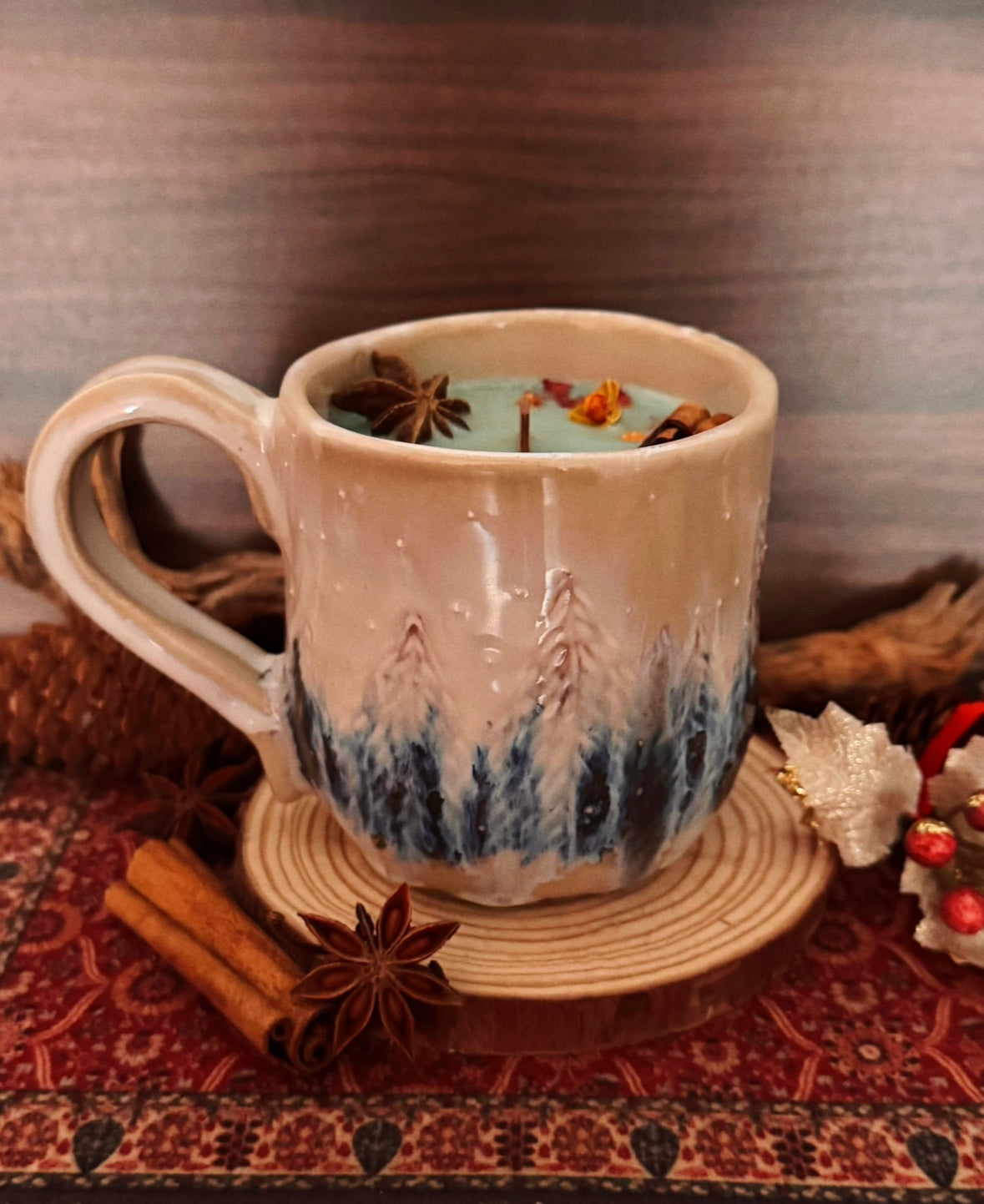 Vela en Taza de Cerámica artesanal - Pintada a mano - WINTER WHISPER ~ Pino, Jengibre y Enebro ~ vela única - vela rare invierno ~ 100% vegan