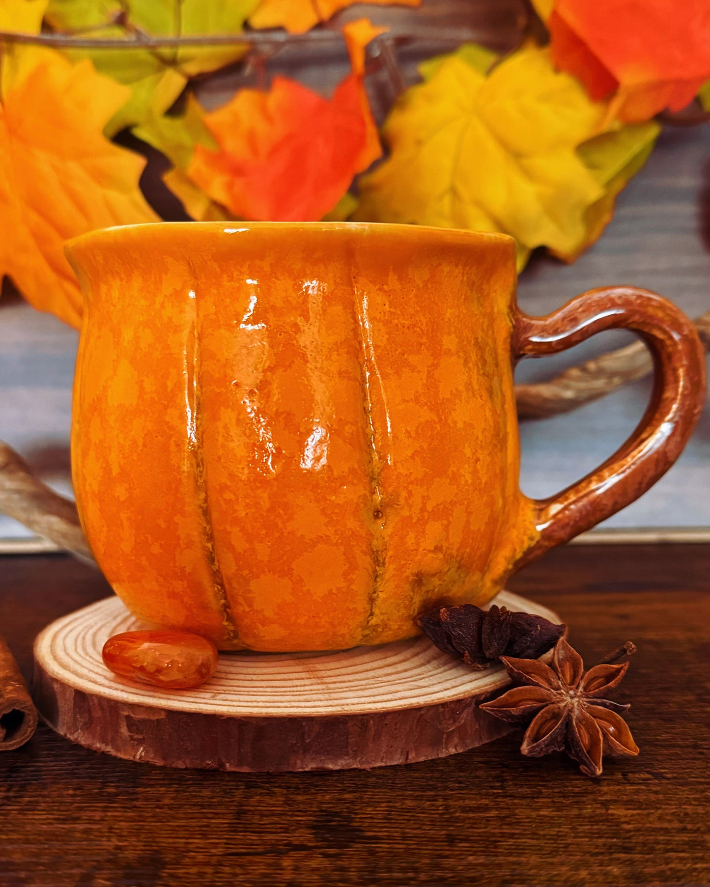 Vela en Taza de Cerámica artesanal - Pintada a mano - PUMPKIN SPICE ~ Calabaza, Canela y Clavo ~ vela única - vela rare otoño -270 gr ~ 100% vegan