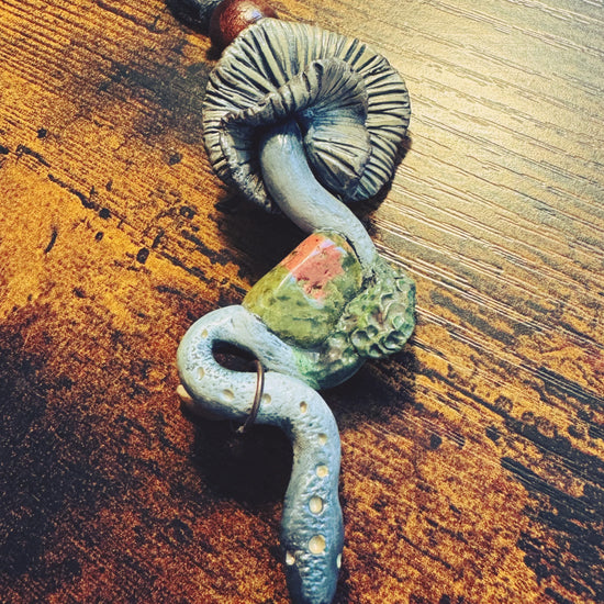 Figura Serpiente Hongo - Arcilla Polimérica - Colgante Serpiente - Decoración - Altar - Witchy - Amuleto Protección