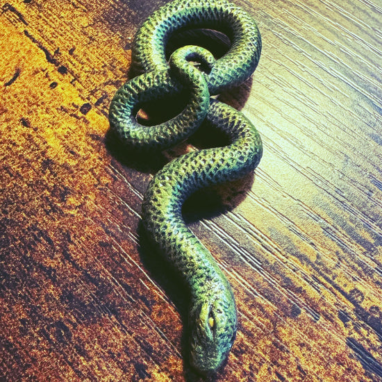 Figura Serpiente Verde - Arcilla Polimérica - Colgante Serpiente - Decoración - Altar - Witchy - Amuleto Protección